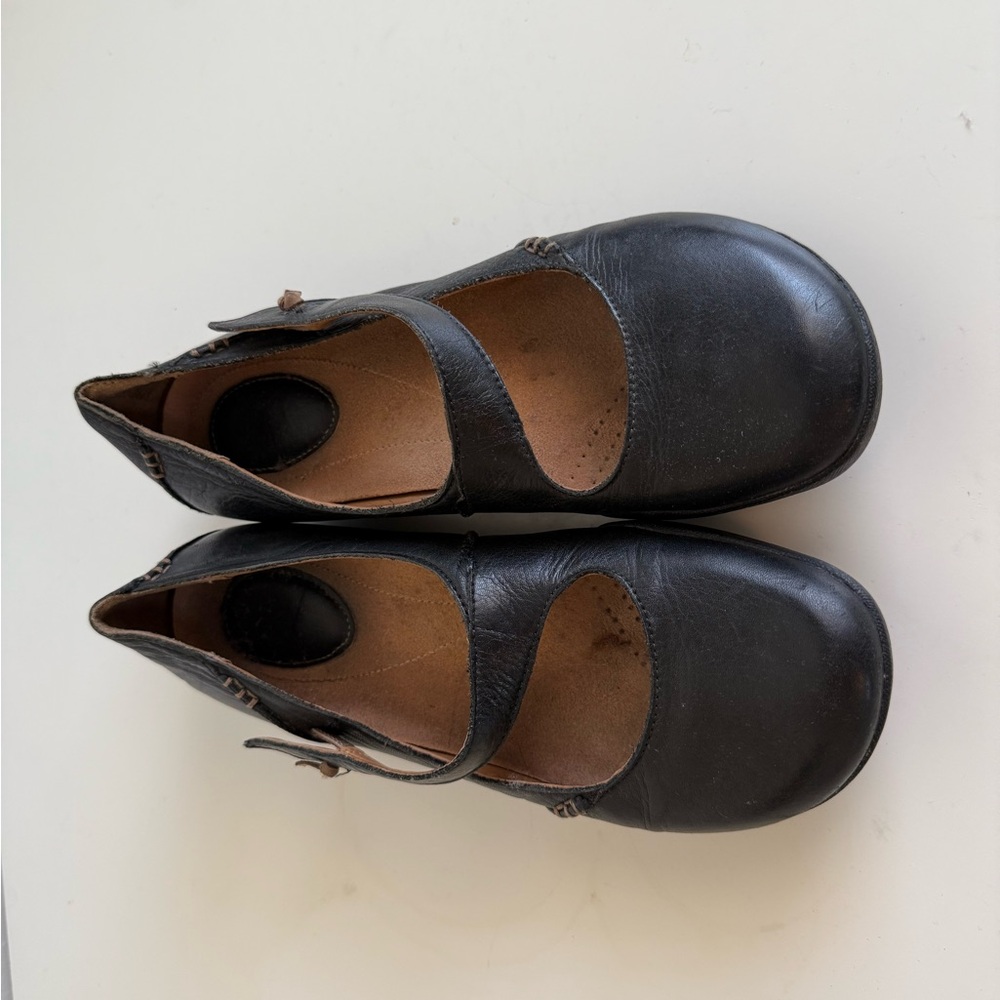 Clarks Black Dress Shoes with Minimalist Design